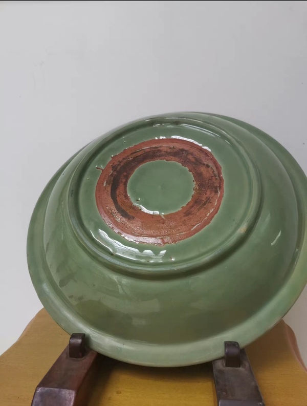 古玩陶瓷明代·青釉暗刻花卉紋折沿大盤拍賣，當前價格46000元