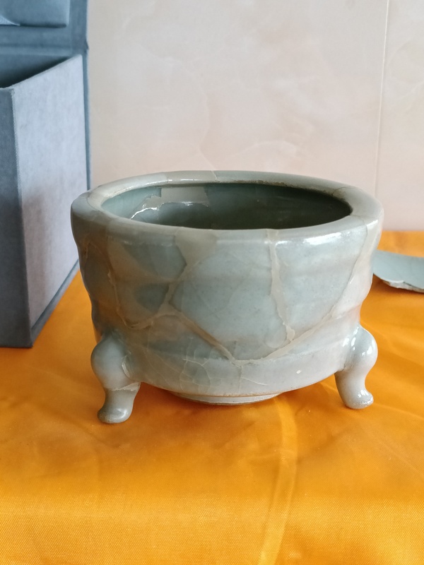 古玩陶瓷館藏級精品南宋龍泉官青瓷三足爐拍賣，當前價格19800元