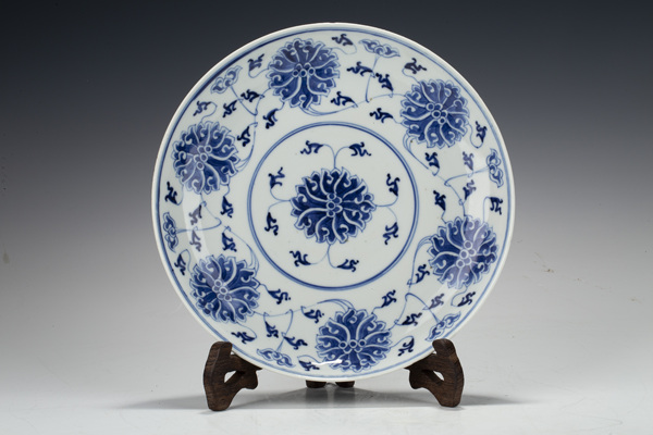 古玩轉(zhuǎn)賣晚清·青花纏枝蓮紋盤拍賣，當(dāng)前價(jià)格0元