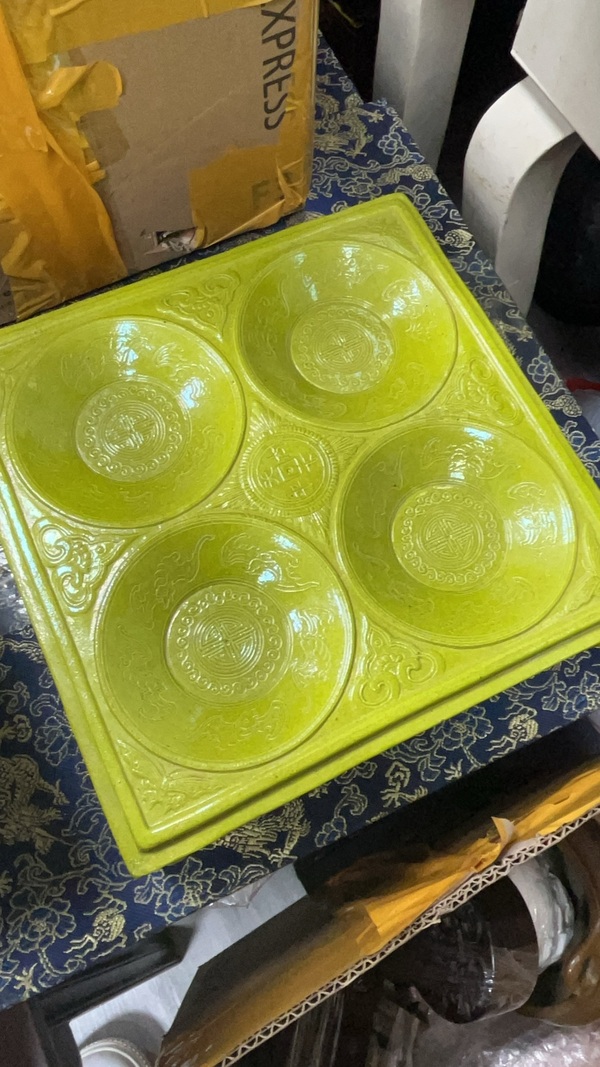 古玩轉(zhuǎn)賣黃釉刻花四足杯托拍賣，當(dāng)前價格1188元