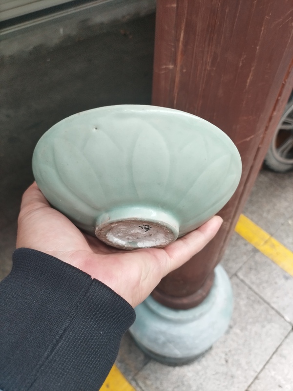 古玩陶瓷宋元·青釉蓮瓣紋碗拍賣，當前價格8800元