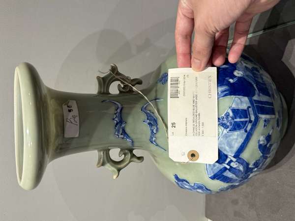 古玩陶瓷(來源佳士得)清中 青花高加白人物雙耳盤口瓶拍賣,當前價格68000元