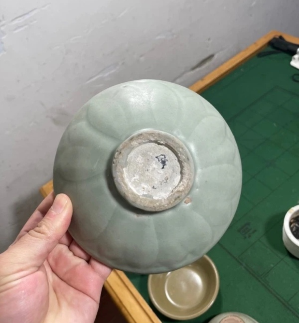 古玩陶瓷宋元·青釉蓮瓣紋碗拍賣，當前價格8800元