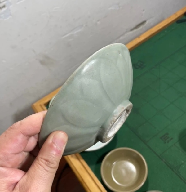 古玩陶瓷宋元·青釉蓮瓣紋碗拍賣，當前價格8800元
