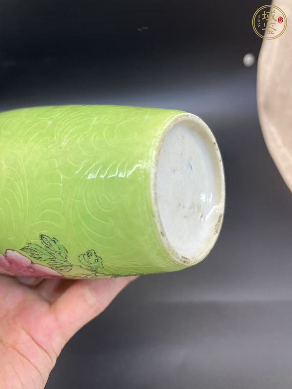 古玩陶瓷清中·綠地粉彩花卉紋瓶 真品鑒賞圖