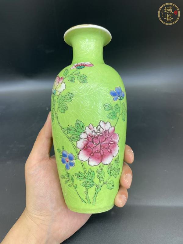 古玩陶瓷清中·綠地粉彩花卉紋瓶 真品鑒賞圖