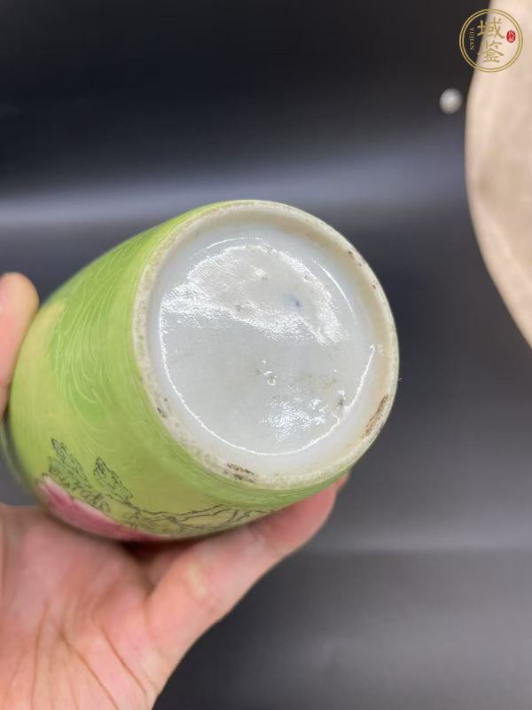 古玩陶瓷清中·綠地粉彩花卉紋瓶 真品鑒賞圖