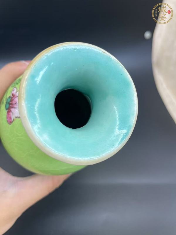 古玩陶瓷清中·綠地粉彩花卉紋瓶 真品鑒賞圖
