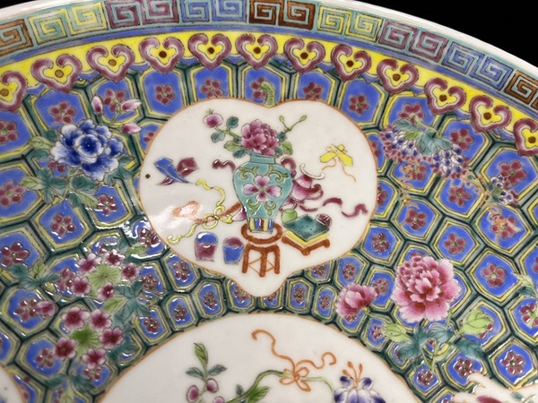 古玩陶瓷民國(guó)·超細(xì)粉彩錦地開(kāi)窗博古花卉紋大盤拍賣,當(dāng)前價(jià)格11555元