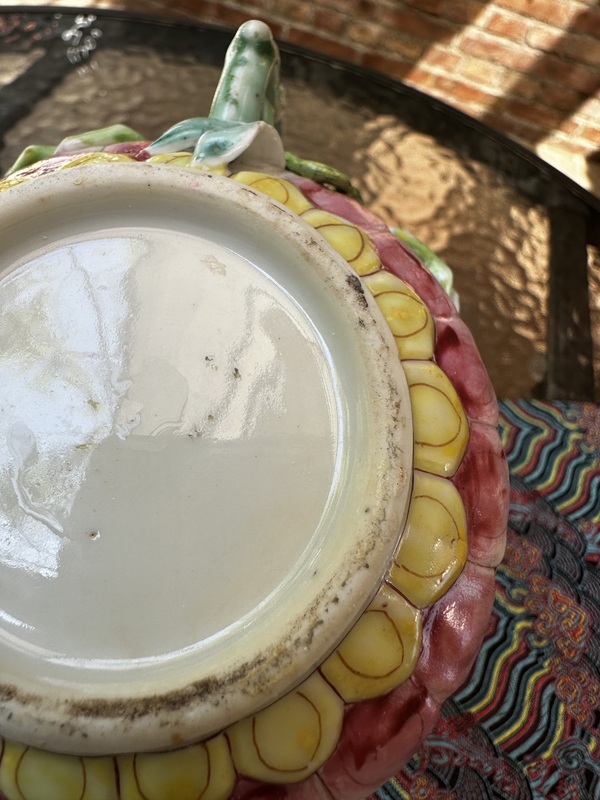 古玩陶瓷雍正粉彩花卉蓮瓣堆塑執(zhí)壺拍賣，當(dāng)前價(jià)格7777元
