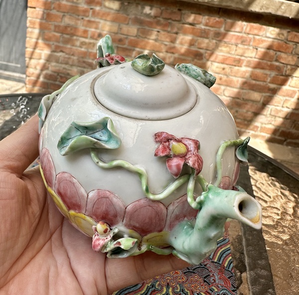 古玩陶瓷雍正粉彩花卉蓮瓣堆塑執(zhí)壺拍賣，當(dāng)前價(jià)格7777元