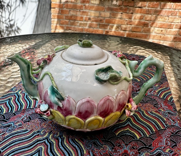 古玩陶瓷雍正粉彩花卉蓮瓣堆塑執(zhí)壺拍賣，當(dāng)前價(jià)格7777元