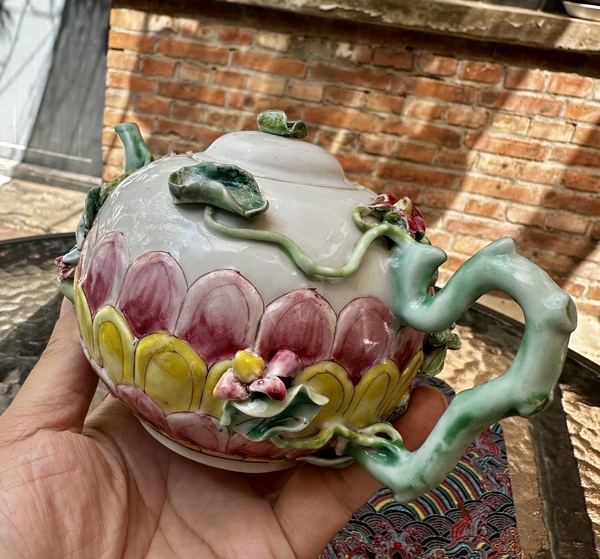 古玩陶瓷雍正粉彩花卉蓮瓣堆塑執(zhí)壺拍賣，當(dāng)前價(jià)格7777元