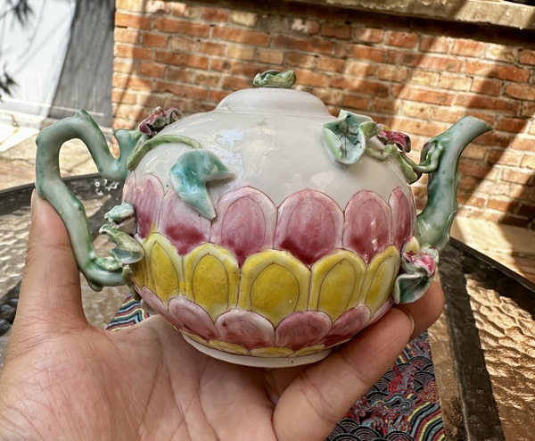 古玩陶瓷雍正粉彩花卉蓮瓣堆塑執(zhí)壺拍賣，當(dāng)前價(jià)格7777元