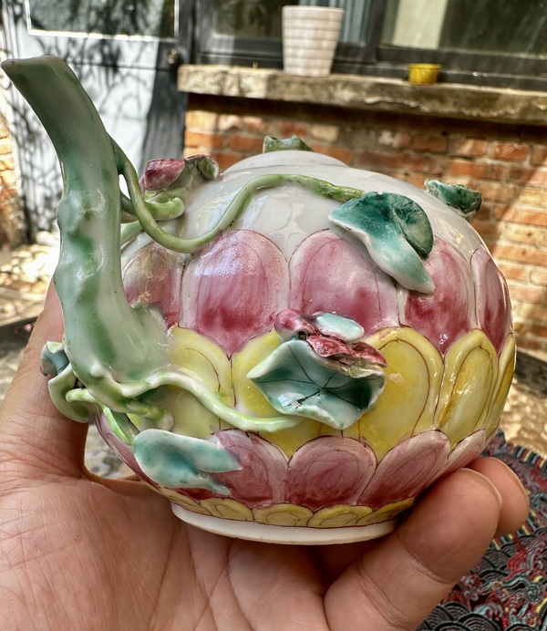 古玩陶瓷雍正粉彩花卉蓮瓣堆塑執(zhí)壺拍賣，當(dāng)前價(jià)格7777元