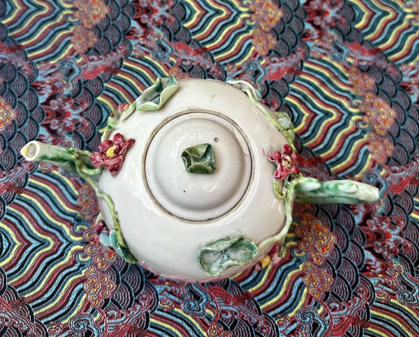 古玩陶瓷雍正粉彩花卉蓮瓣堆塑執(zhí)壺拍賣，當(dāng)前價(jià)格7777元
