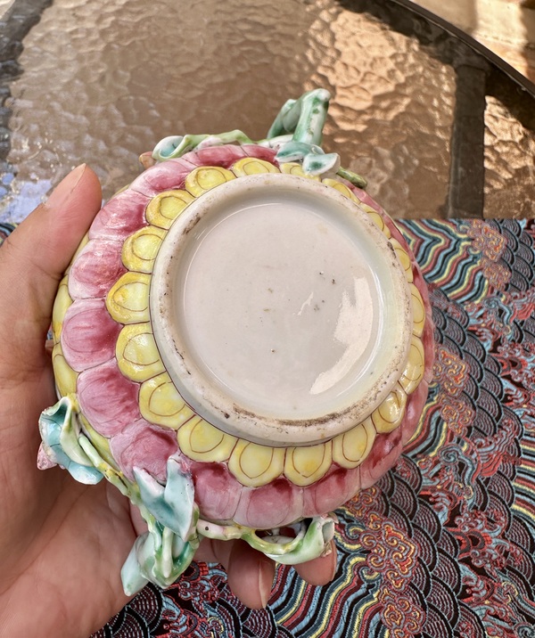 古玩陶瓷雍正粉彩花卉蓮瓣堆塑執(zhí)壺拍賣，當(dāng)前價(jià)格7777元