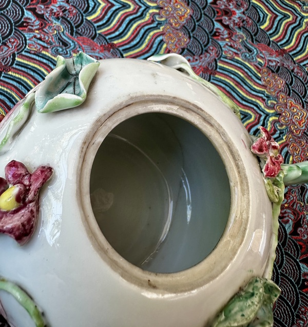 古玩陶瓷雍正粉彩花卉蓮瓣堆塑執(zhí)壺拍賣，當(dāng)前價(jià)格7777元
