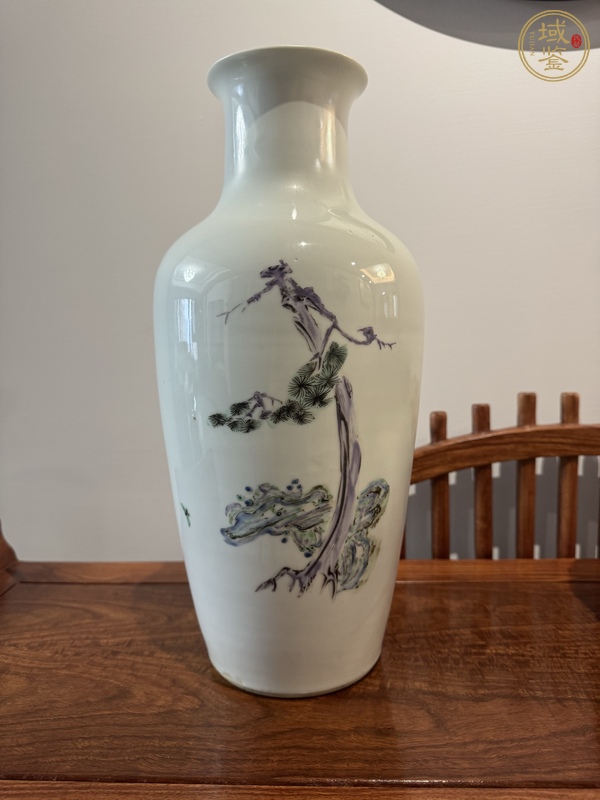 古玩陶瓷粉彩洞石松樹仕女童子蝴蝶大吉瓶真品鑒賞圖