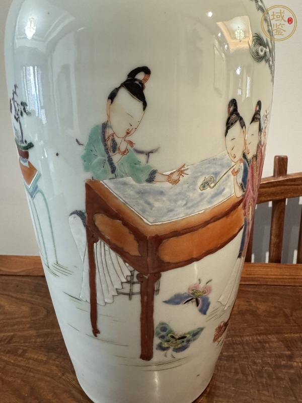 古玩陶瓷粉彩洞石松樹仕女童子蝴蝶大吉瓶真品鑒賞圖