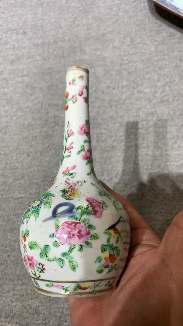 古玩陶瓷青花山水加廣彩花卉紋天球瓶拍賣，當(dāng)前價(jià)格980元