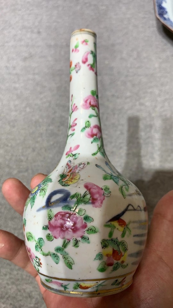 古玩陶瓷青花山水加廣彩花卉紋天球瓶拍賣，當(dāng)前價(jià)格980元