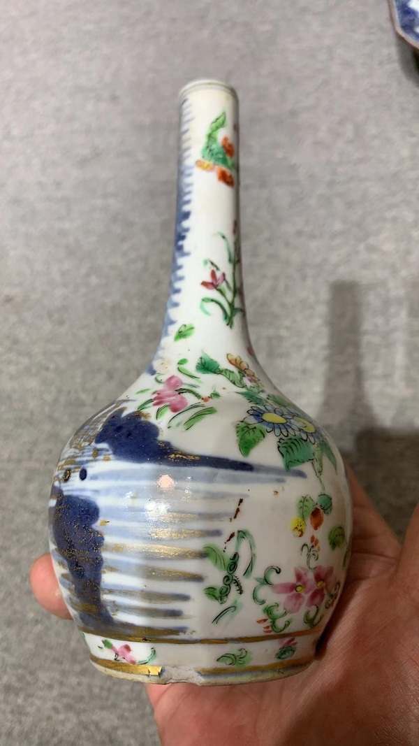 古玩陶瓷青花山水加廣彩花卉紋天球瓶拍賣，當(dāng)前價(jià)格980元
