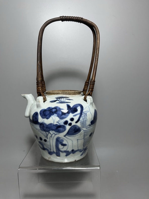 古玩轉(zhuǎn)賣(mài)青花山水人物提梁壺拍賣(mài)，當(dāng)前價(jià)格1980元
