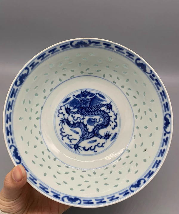 古玩陶瓷清光緒青花玲瓏瓷龍紋碗拍賣，當(dāng)前價格1386元