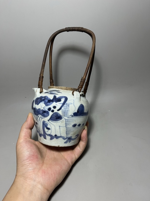 古玩陶瓷青花山水人物提梁壺拍賣,當前價格0元