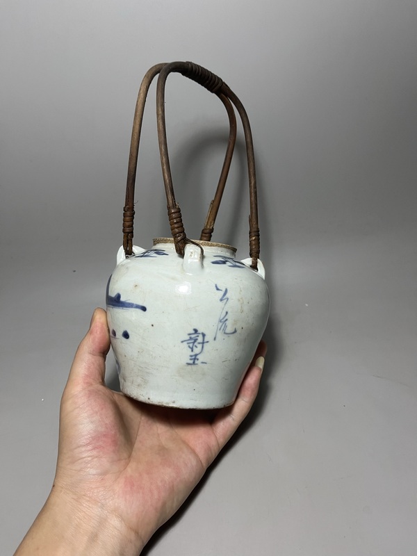 古玩陶瓷青花山水人物提梁壺拍賣,當前價格0元