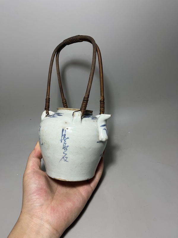 古玩陶瓷青花山水人物提梁壺拍賣,當前價格0元
