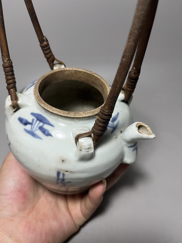 古玩陶瓷青花山水人物提梁壺拍賣,當前價格0元