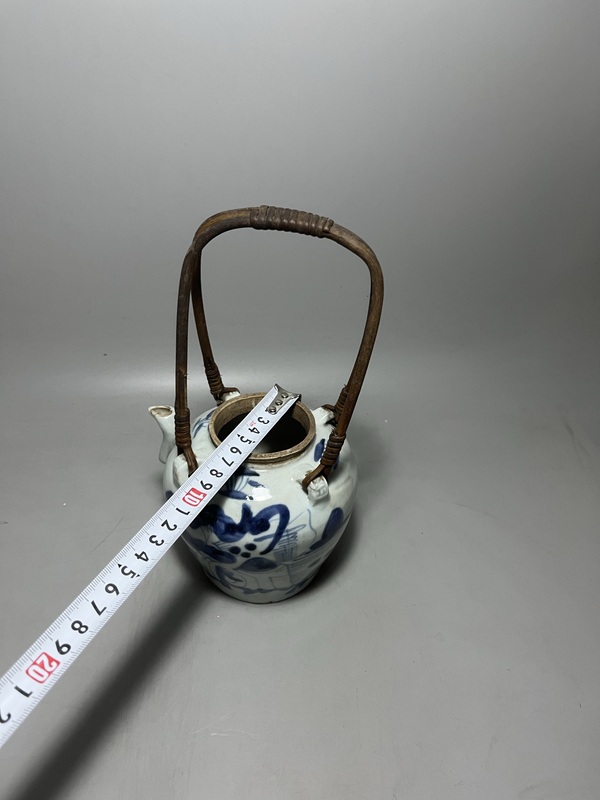 古玩陶瓷青花山水人物提梁壺拍賣,當前價格0元