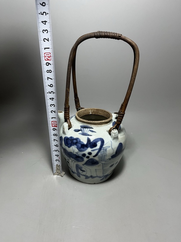 古玩陶瓷青花山水人物提梁壺拍賣,當前價格0元