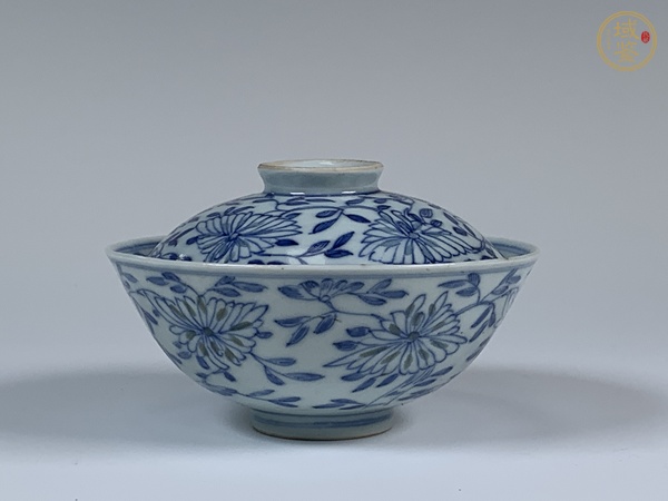 古玩清中期·內外繪青花花卉紋玲瓏瓷蓋碗真品鑒賞圖