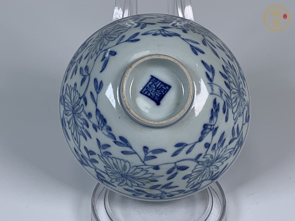 古玩陶瓷清中期·內(nèi)外繪青花花卉紋玲瓏瓷蓋碗真品鑒賞圖