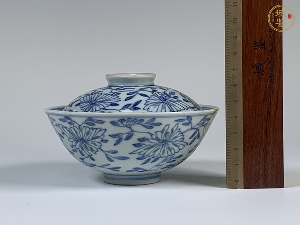 古玩陶瓷清中期·內(nèi)外繪青花花卉紋玲瓏瓷蓋碗真品鑒賞圖