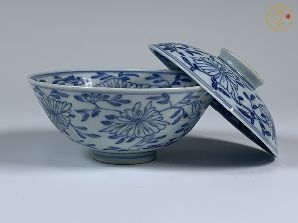 古玩陶瓷清中期·內(nèi)外繪青花花卉紋玲瓏瓷蓋碗真品鑒賞圖