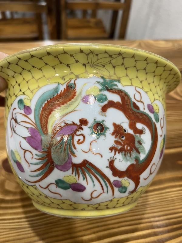 古玩陶瓷黃地開光粉彩龍鳳紋花盆拍賣,當前價格3980元