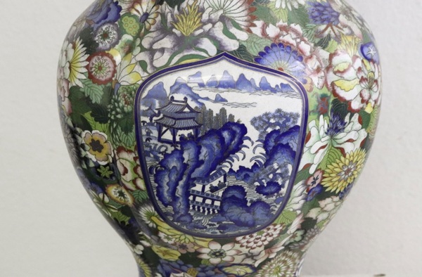 古玩雜項(xiàng)清末民初 德興成掐絲琺瑯百花紋瓜棱瓶（一對(duì)）拍賣，當(dāng)前價(jià)格158000元