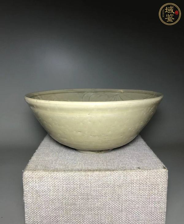 古玩陶瓷龍泉青瓷刻花碗真品鑒賞圖