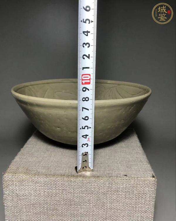 古玩陶瓷龍泉青瓷刻花碗真品鑒賞圖