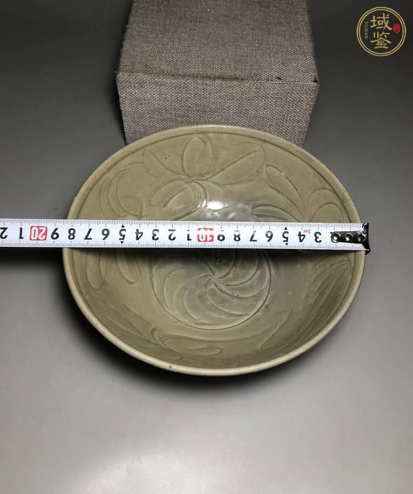 古玩陶瓷龍泉青瓷刻花碗真品鑒賞圖