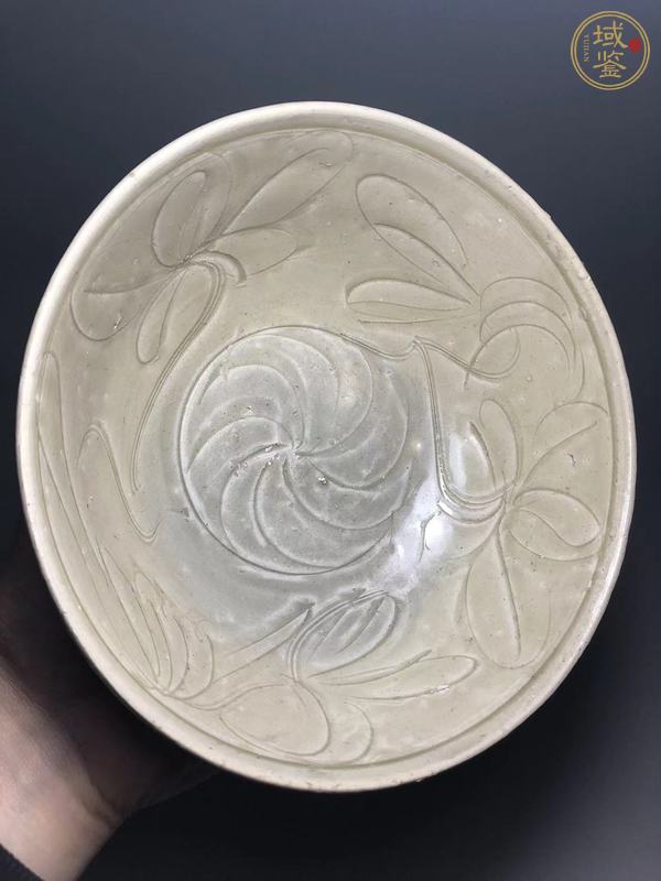 古玩陶瓷龍泉青瓷刻花碗真品鑒賞圖