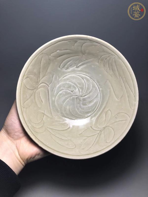 古玩陶瓷龍泉青瓷刻花碗真品鑒賞圖
