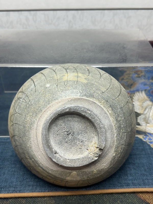 古玩陶瓷宋代暗刻蓮瓣紋龍紋青釉碗拍賣，當前價格269元
