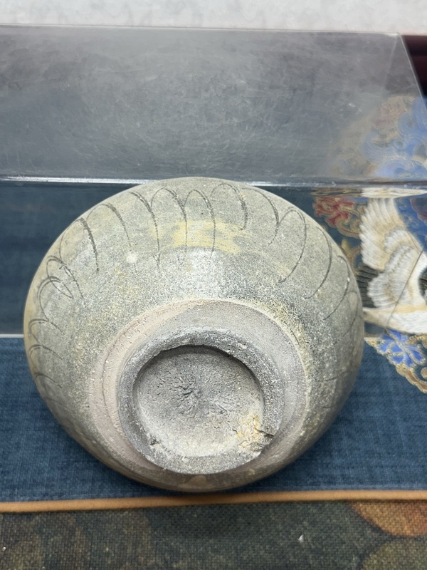 古玩陶瓷宋代暗刻蓮瓣紋龍紋青釉碗拍賣，當前價格269元