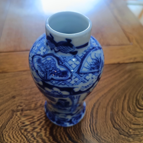 古玩陶瓷人物紋青花瓶拍賣，當(dāng)前價格3200元