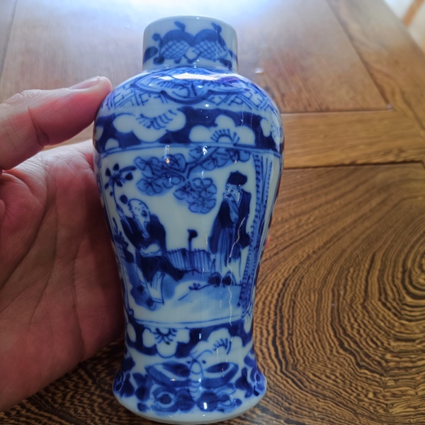 古玩陶瓷人物紋青花瓶拍賣，當(dāng)前價格3200元